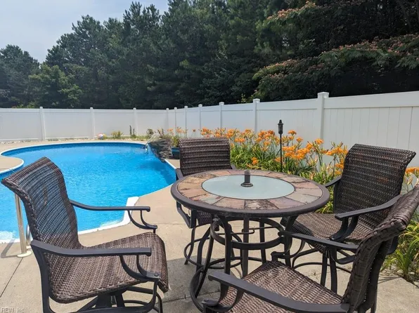 714 Creekwood Dr, Chesapeake, VA 23323