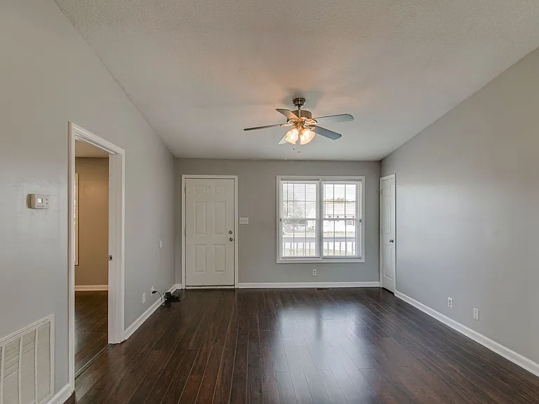 1013 Bush Ave — Photo 7