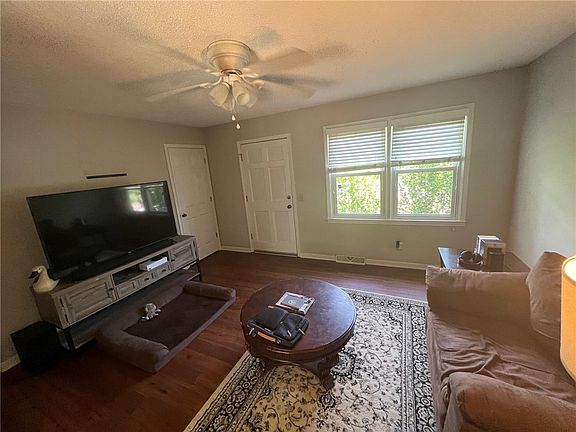 3rd image of 520 Ravenel Cir