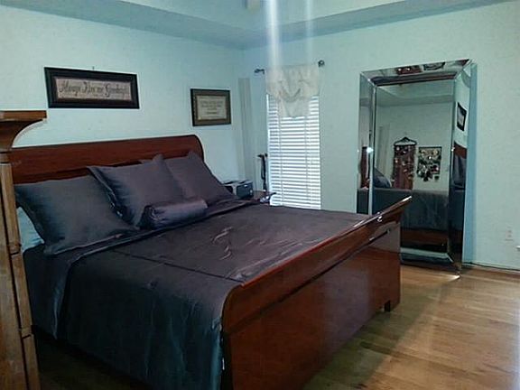 4th image of 919 Greenway Dr