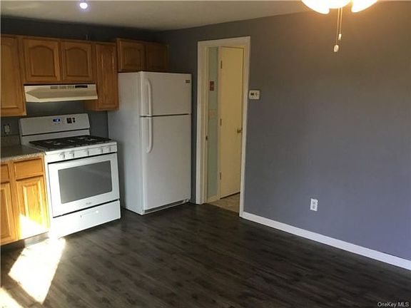4th image of 209 W Main St