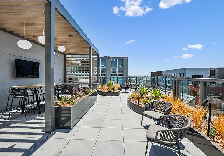 Link Apartments Four12 — Photo 21