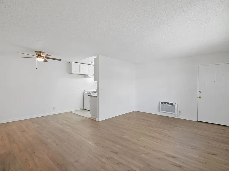 12603 Oxnard St — Photo 4