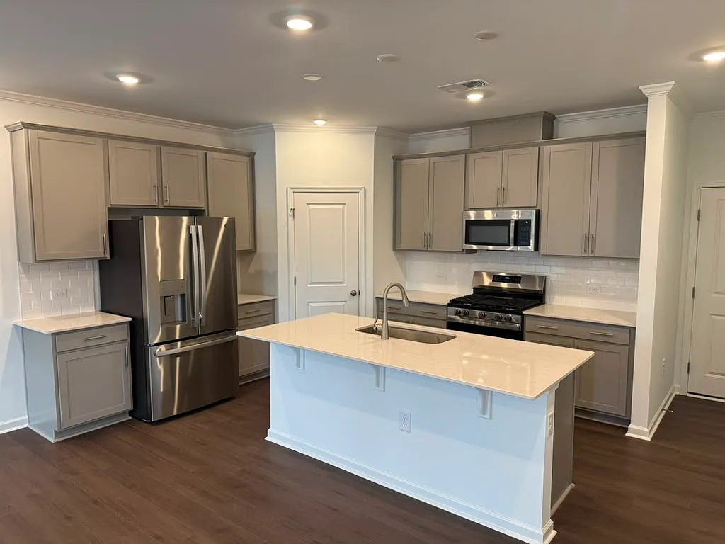 3 bed, 2.5 bath, 1939 sqft, $1,945 — Photo 4