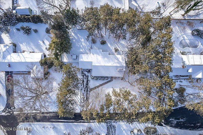 3rd image of 22 Chestnut Hill Road South