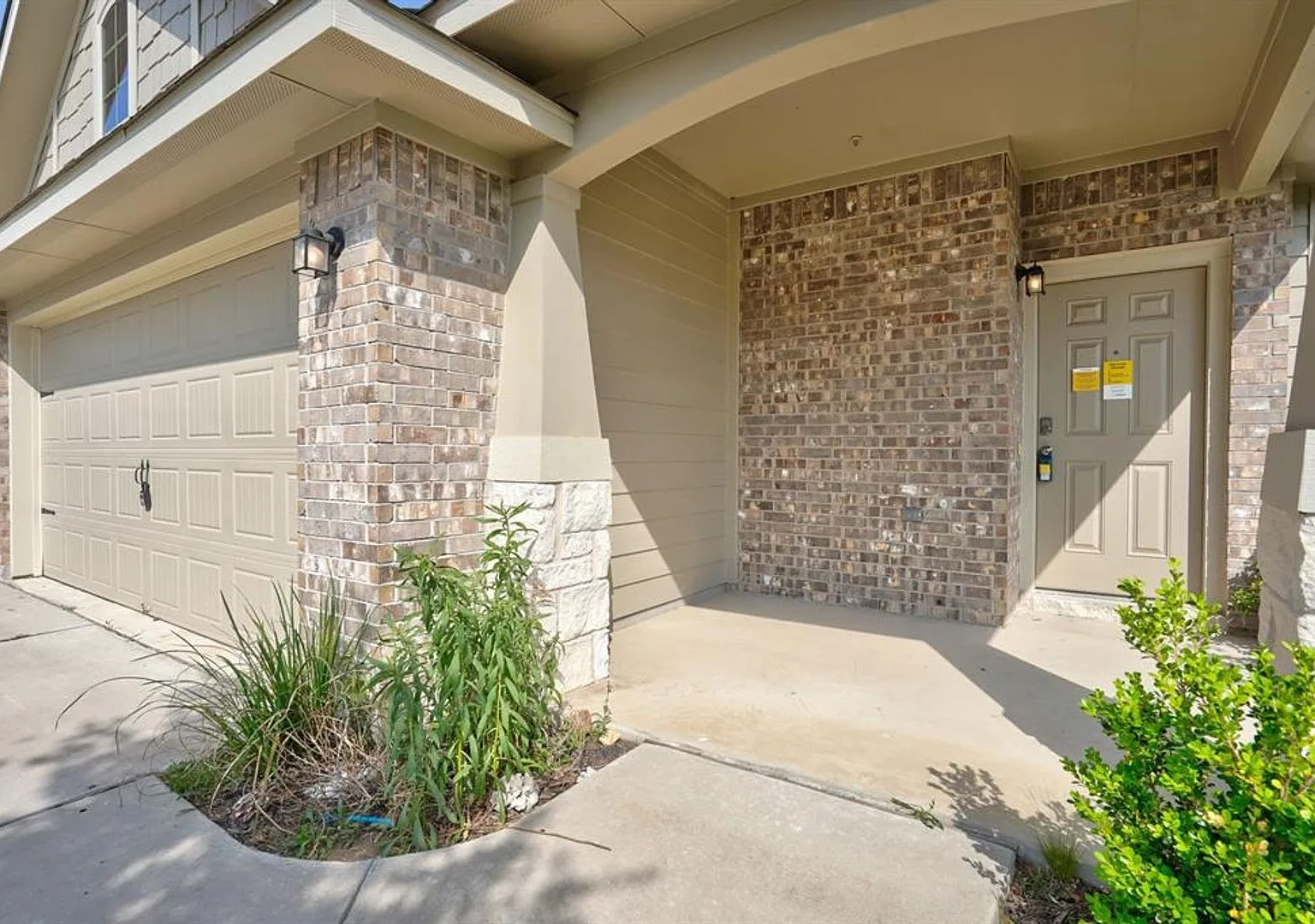 Beautiful 3BR/2BA Home with Island Kitchen & Private Backyard! — Photo 3