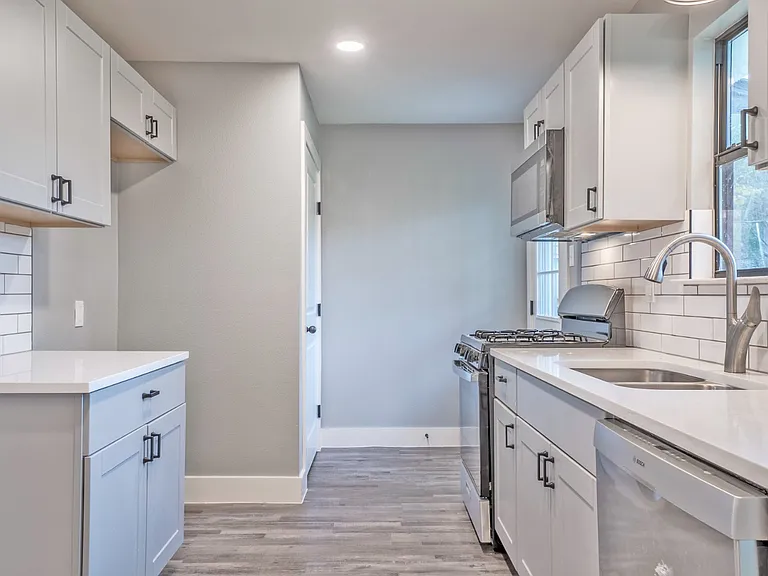 2423 Fenwick Dr — Photo 11