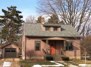 327 9th St, Baraboo, WI 53913