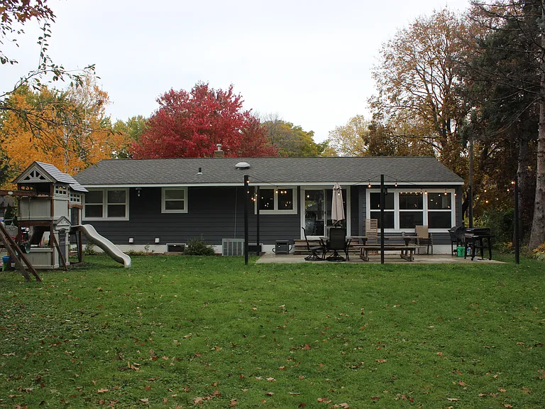 1738 Ryan Ave W — Photo 21