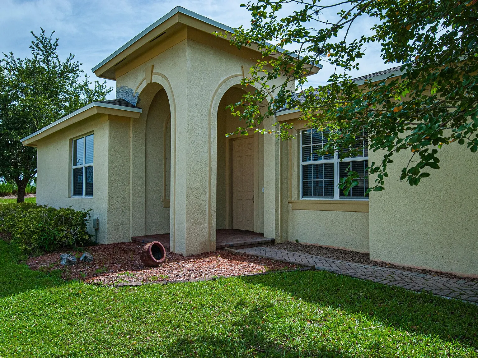 3 bed, 2.0 bath, 1340 sqft, $2,100 — Photo 2