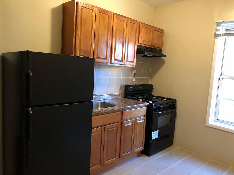 1st image of 48 Carteret St APT 3