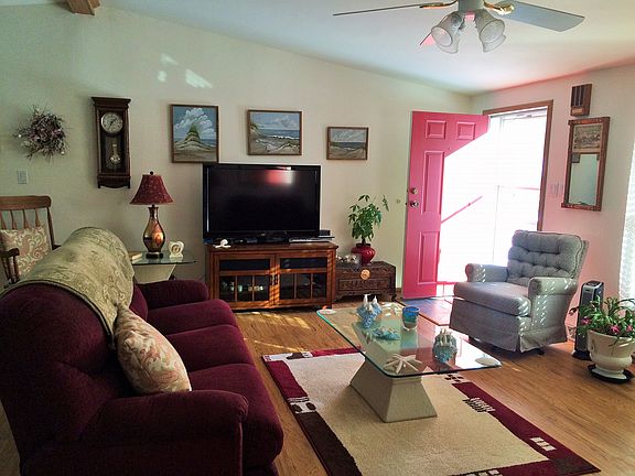 Large Living Room w/HW Floor