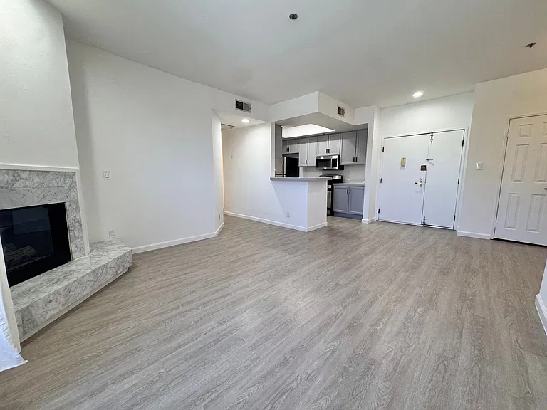8915 Burton Way — Photo 9