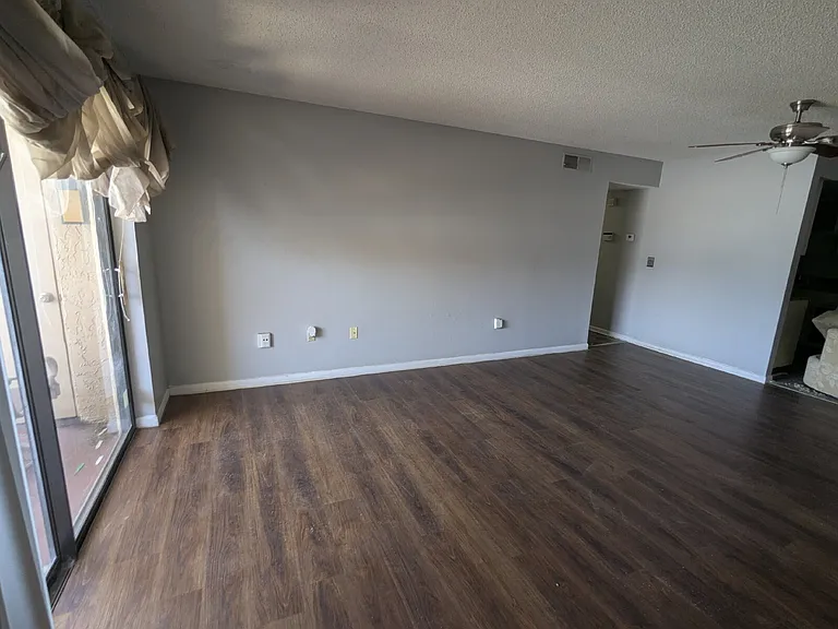 5229 Vineland Rd — Photo 23