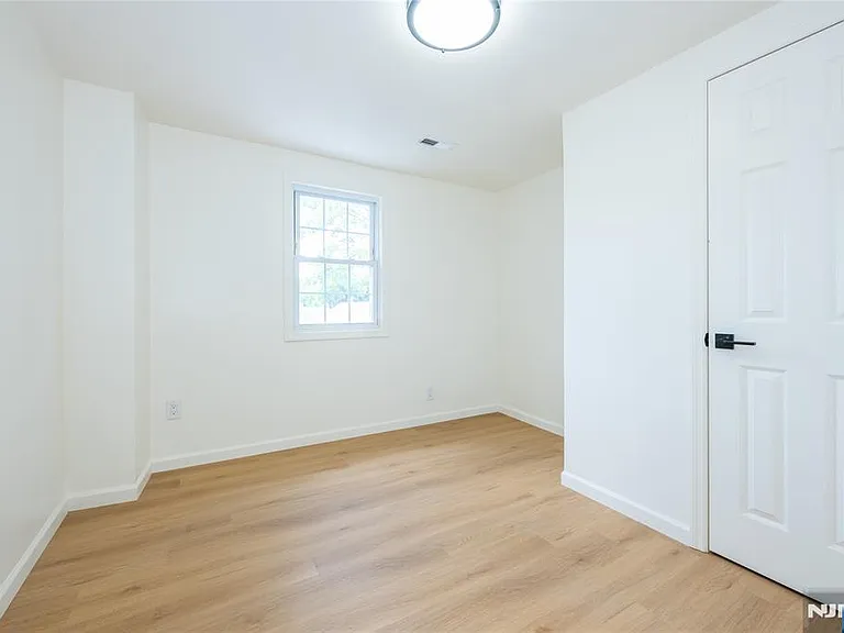 231 Waverly Pl — Photo 14