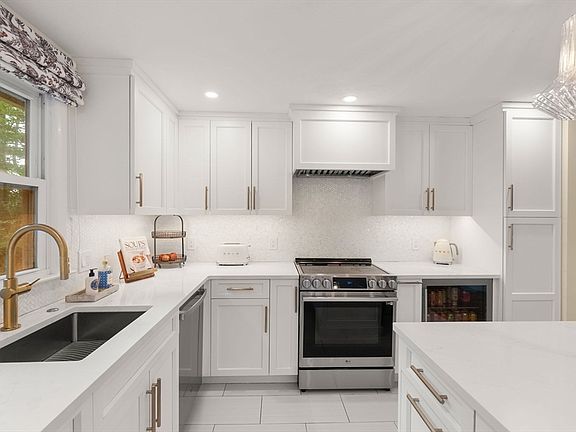 4th image of 115 Ridge St