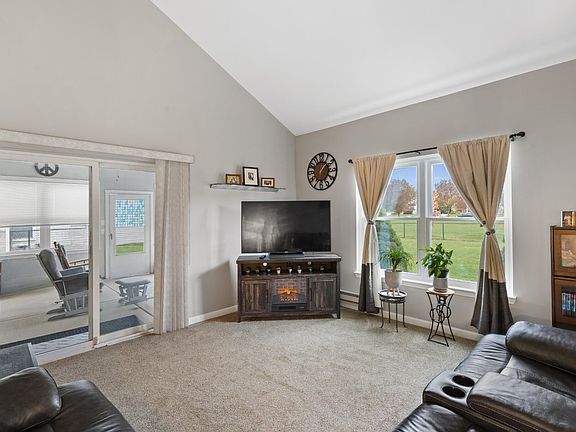 4th image of 6824 Maplelawn Dr