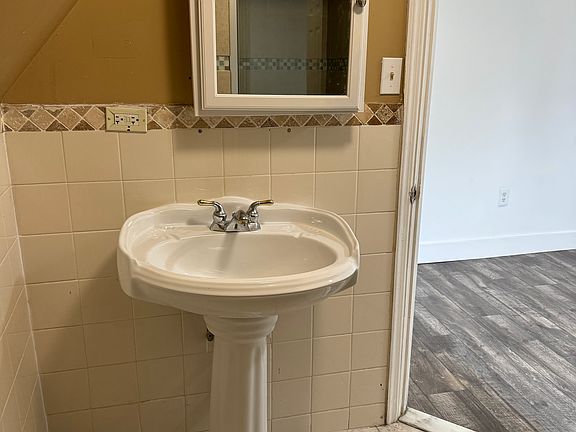 4th image of 102 Lake Ave Floor 1