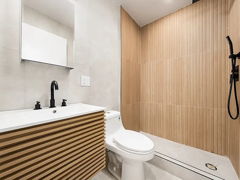 138 Noble St #4 — Photo 9