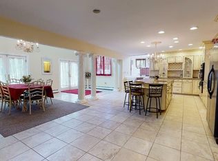 27 Bay Ave, Hampton Bays, NY 11946