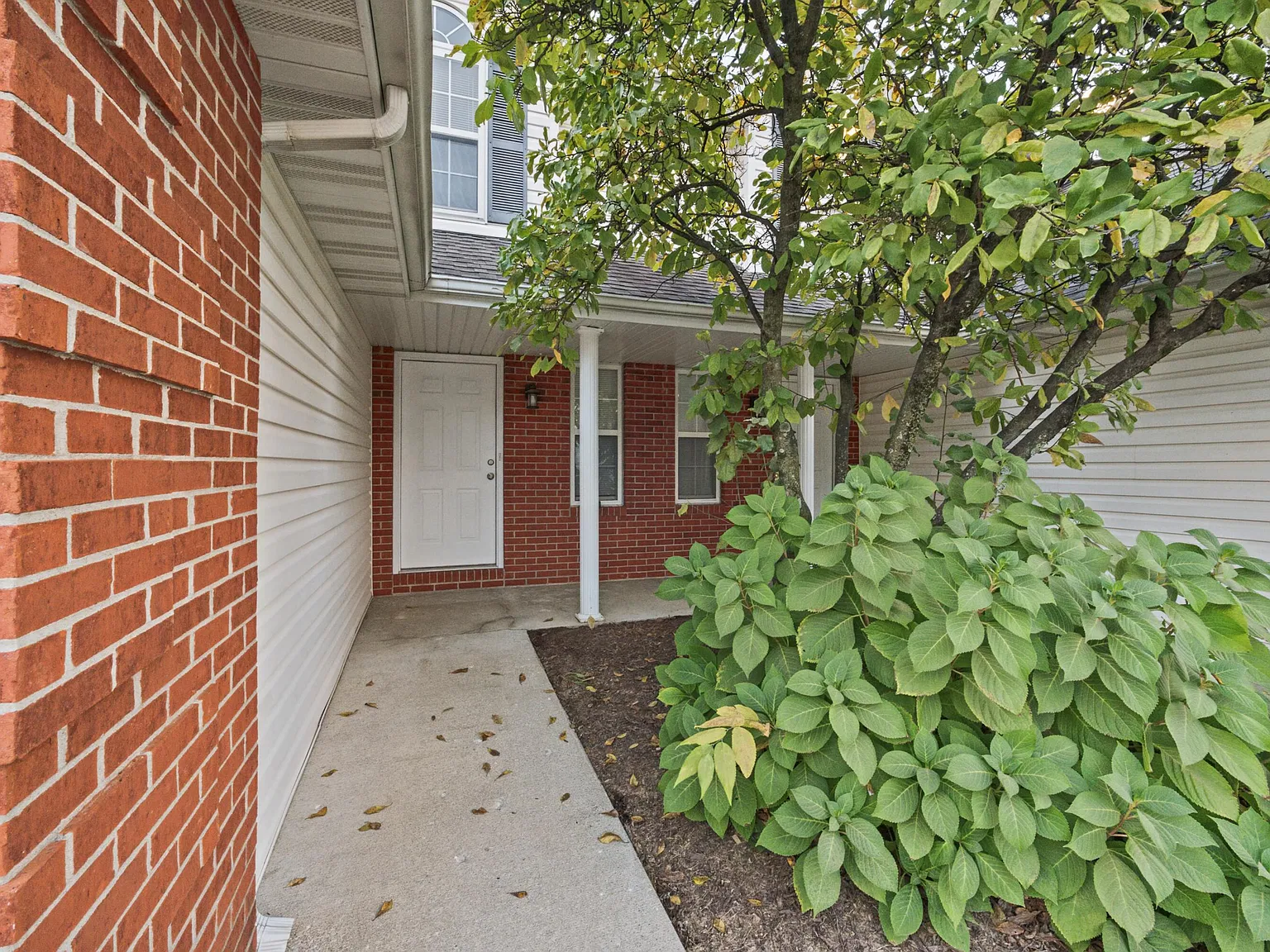 3 bed, 2.5 bath, 2204 sqft, $1,695 — Photo 2
