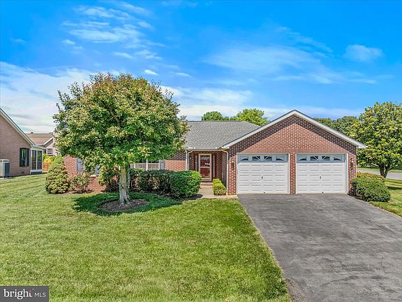 3rd image of 501 Lilac Ln