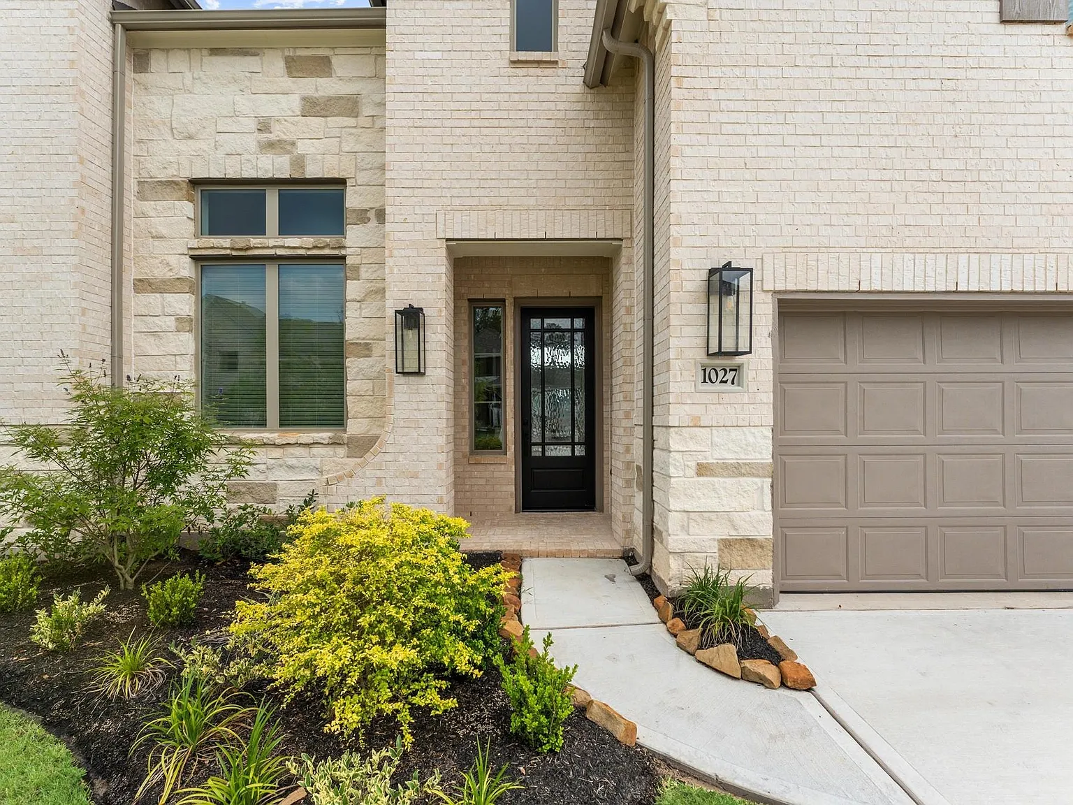 5 bed, 4.5 bath, 3800 sqft, $3,950 — Photo 4