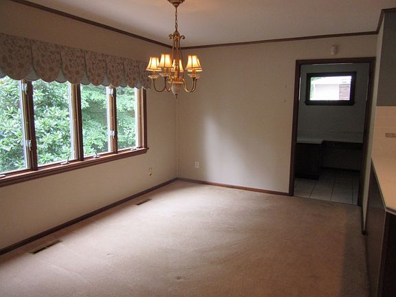 2nd image of 24 Blue Jay Dr