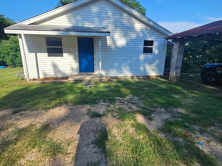 907 Denver — Photo 1