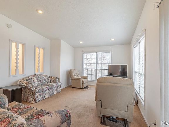 5th image of 383 Red Robin Ln