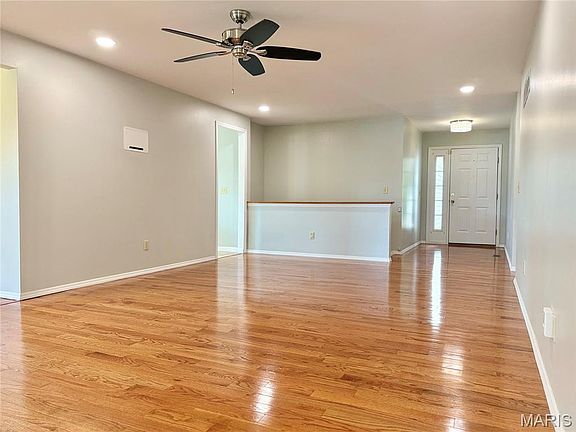 3rd image of 633 Lind Rd