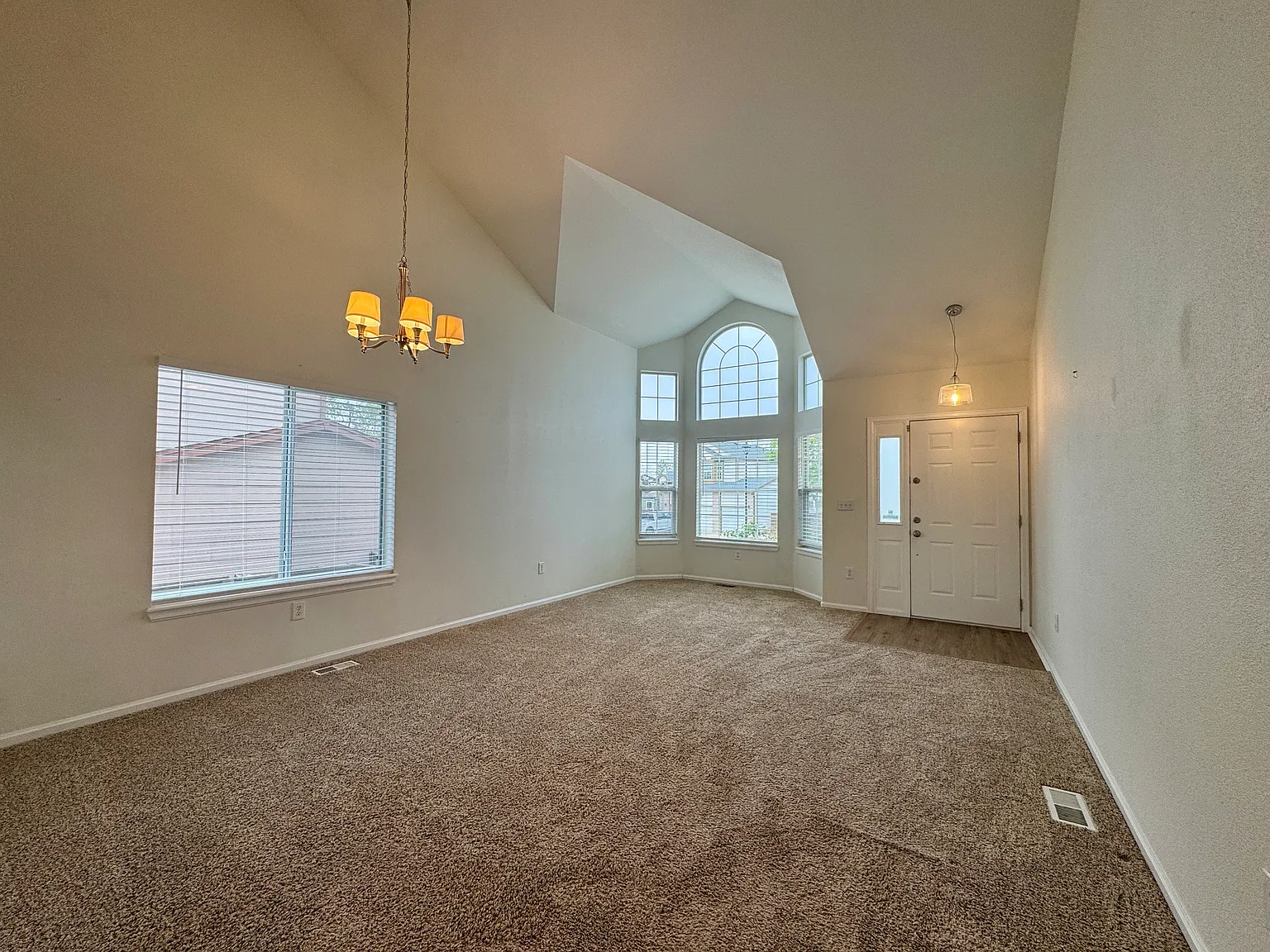5 bed, 3.5 bath, 2790 sqft, $3,605 — Photo 3