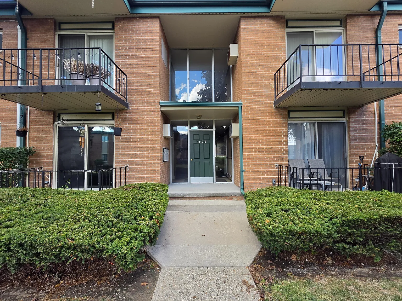 2 bed, 1.0 bath, 868 sqft, $1,400 — Photo 1