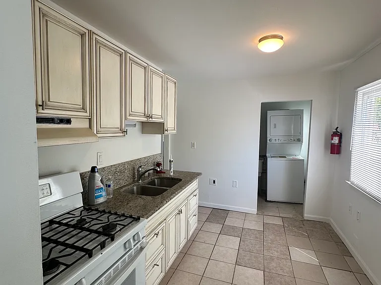 8120 Jewett Ave — Photo 5