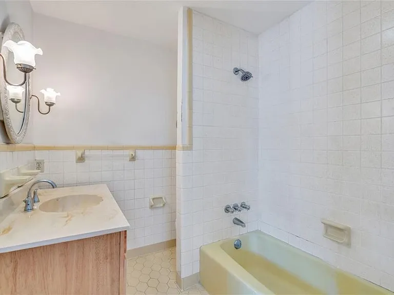 1424 Carrollton Ave — Photo 8