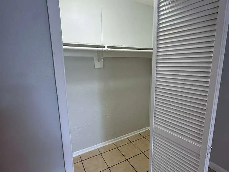 325 NW 15th St #3 — Photo 8