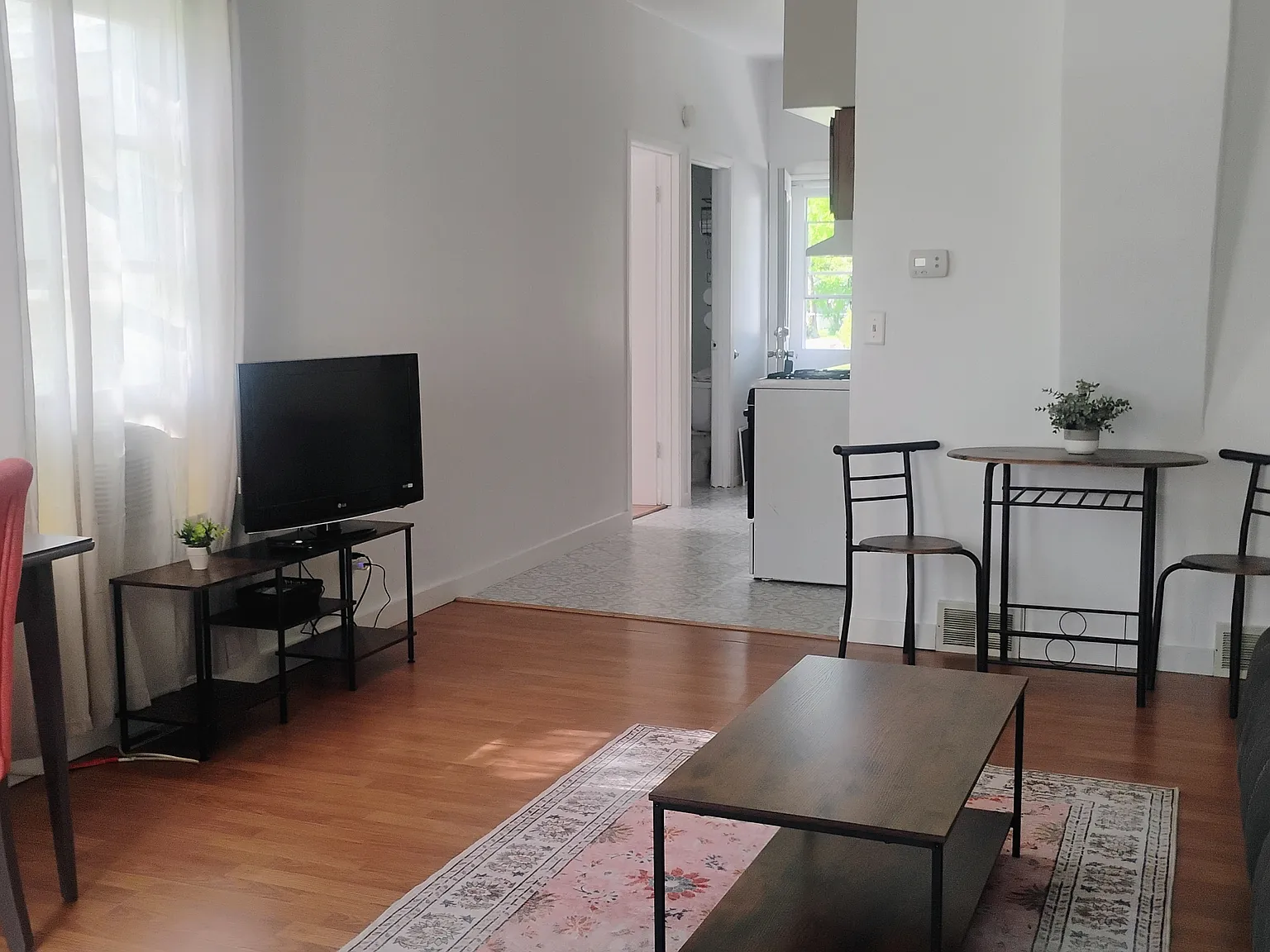 1 bed, 700 sqft, $1,400 — Photo 2