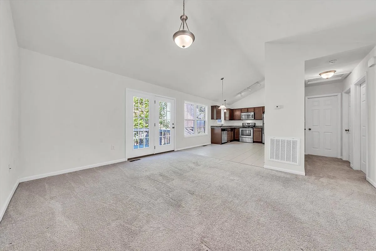 3 bed, 2.5 bath, 1120 sqft, $1,899 — Photo 2