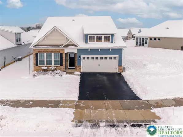 8071 Schaefer Crst, Breinigsville, PA 18031