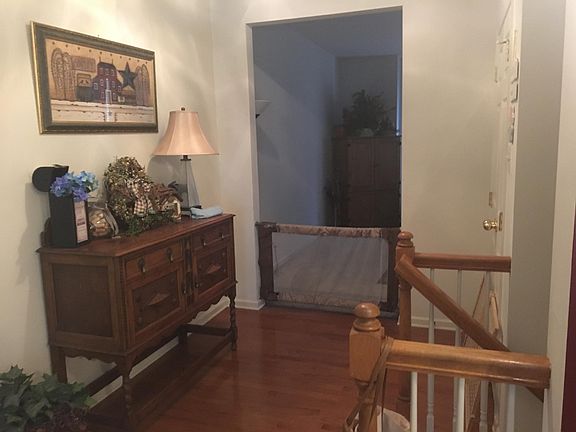 entryway at the top of stairs leading to main floor