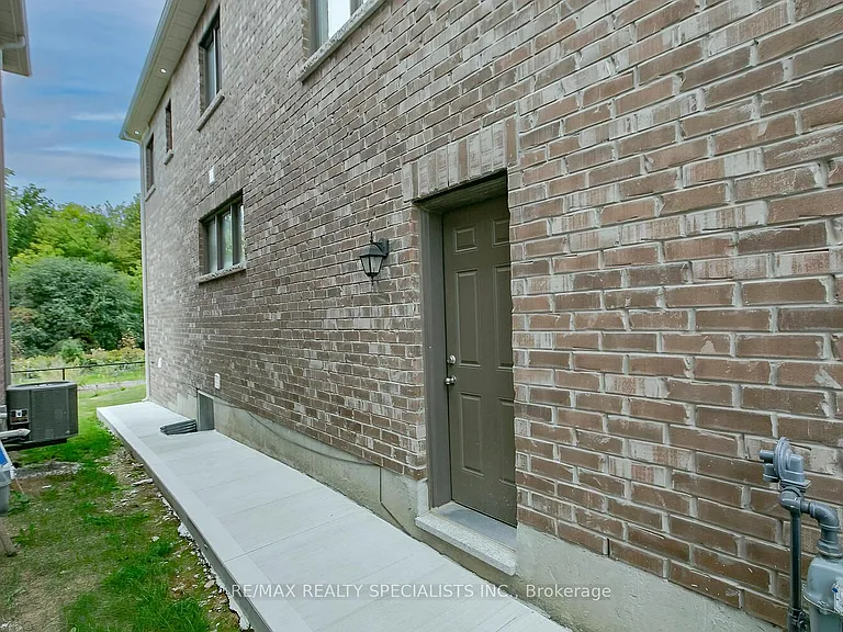 602 Queen Mary Dr #LOWER — Photo 11