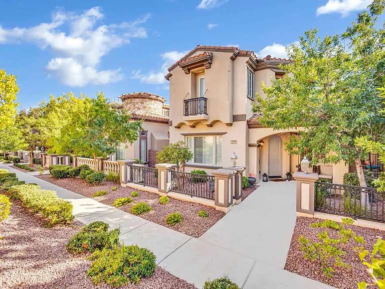 2315 Malaga Peak St — Photo 2
