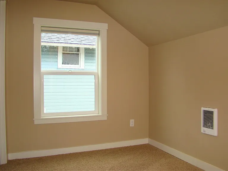 813 Niagara Ave — Photo 18