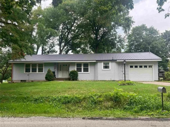 307 S Washington St, Kinmundy, IL 62854