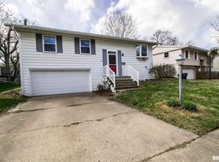 1715 Holiday Dr, Pekin, IL 61554