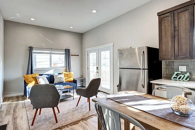 2 bed, 690 sqft, $2,350 — Photo 3