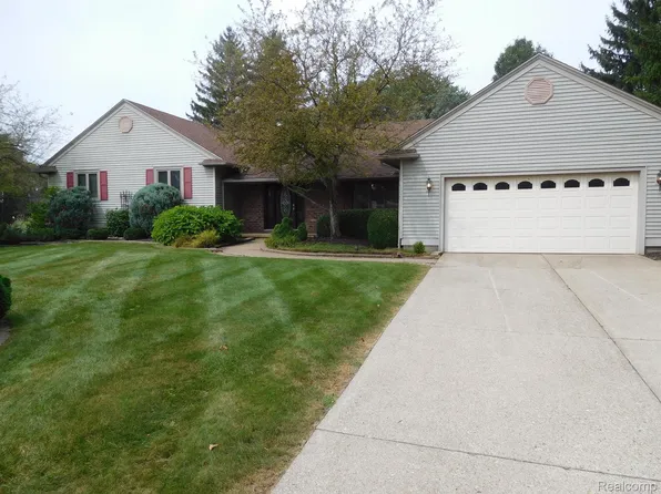 9320 Oakmont Dr, Grand Blanc, MI 48439