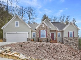 258 Crystal Heights Dr, Hendersonville, NC 28739