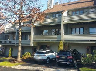 94 Meadow View Ct, Leonia, NJ 07605