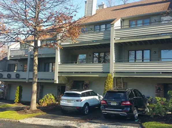 94 Meadow View Ct, Leonia, NJ 07605
